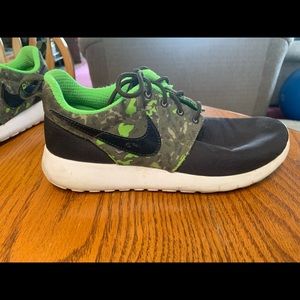 Nike camo print shoes